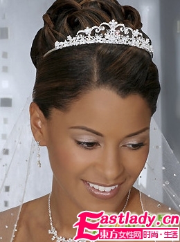 不同韓式盤發(fā)的頭冠搭配推薦