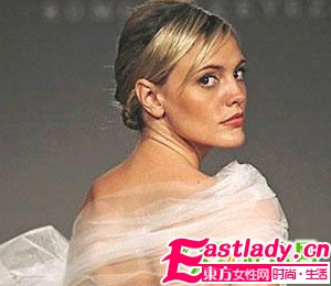 章子怡示范時(shí)尚甜美新娘發(fā)型