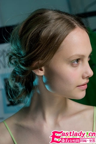 清爽夏日 魅力盤發(fā)進(jìn)行時(shí)