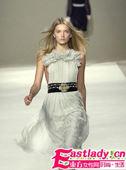 視覺盛宴 T臺百合的百變發(fā)型