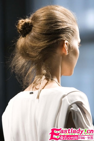 清爽夏日 魅力盤發(fā)進(jìn)行時(shí)