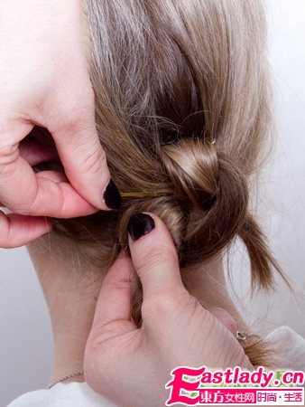 雙結(jié) 發(fā)髻的盤法步驟