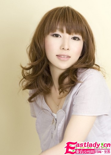 輕熟女變嫩招 時(shí)尚發(fā)型妝容巧搭配