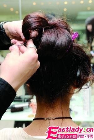 春夏最流行花苞頭步驟圖解