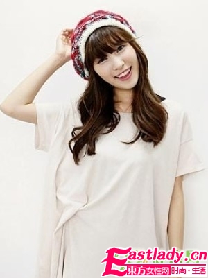 入冬時(shí)尚 看線帽如何搭配大卷發(fā)