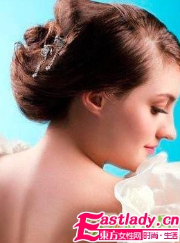 最新冬季簡(jiǎn)約美韓式新娘盤發(fā)