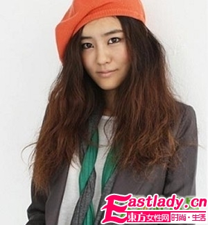 入冬時(shí)尚 看線帽如何搭配大卷發(fā)