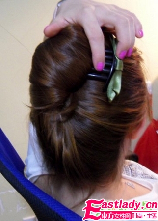 超簡(jiǎn)單又優(yōu)雅好看的盤發(fā)步驟圖解