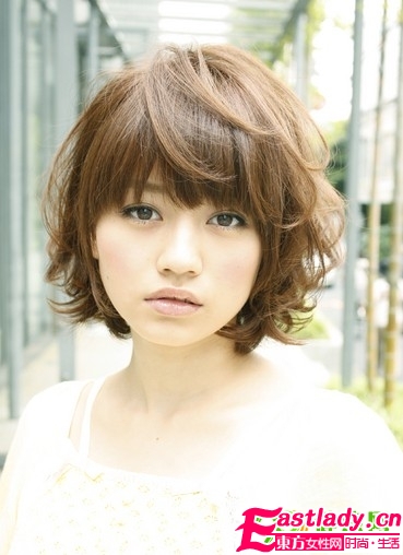 輕熟女變嫩招 時尚發(fā)型妝容巧搭配