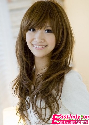 輕熟女變嫩招 時尚發(fā)型妝容巧搭配