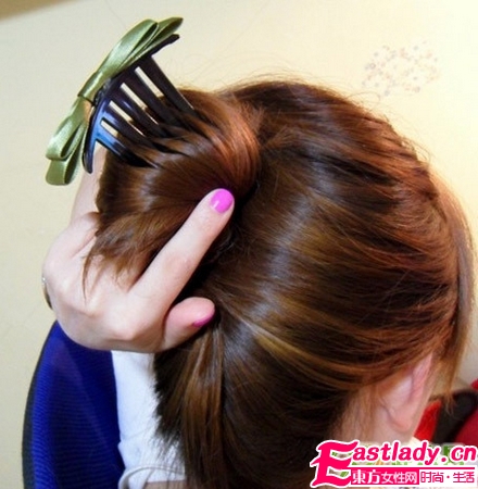 超簡(jiǎn)單又優(yōu)雅好看的盤發(fā)步驟圖解