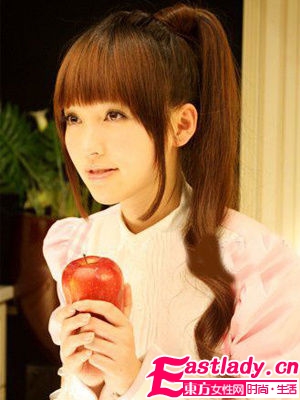 今夏馬尾新發(fā)型 甩出青春少女味