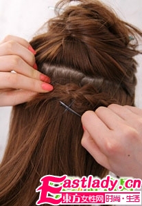 巧編小麻花辮 打造時尚發(fā)型