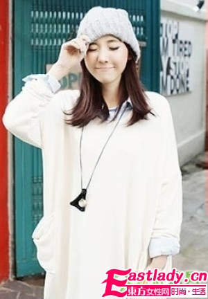入冬時(shí)尚 看線帽如何搭配大卷發(fā)