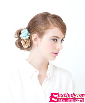 精美發(fā)飾打造清新形象