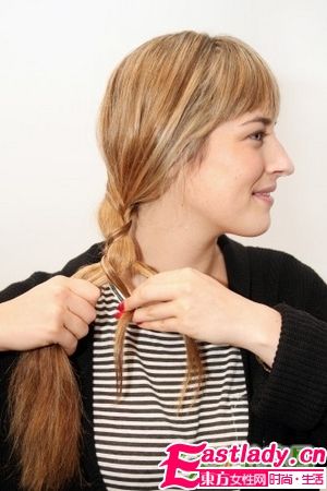 簡單又別致的變異辮子發(fā)型編法