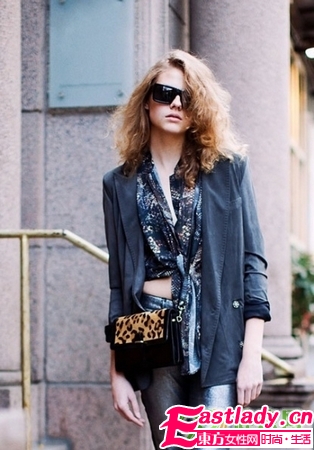 街拍外國(guó)美女流行發(fā)型