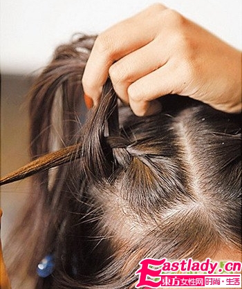 甜美中分編發(fā)的編法圖解