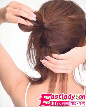 簡單易學的淑女型韓式盤發(fā)