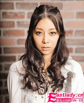 甜美中分編發(fā)的編法圖解