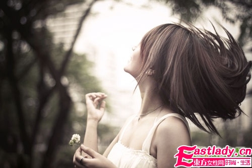 曬太陽(yáng)會(huì)使頭發(fā)分叉粗糙斷裂褪色