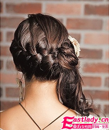 優(yōu)雅斜垂馬尾編發(fā)的編法圖解步驟