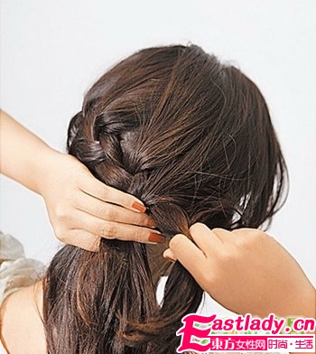 優(yōu)雅斜垂馬尾編發(fā)的編法圖解步驟