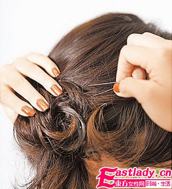 優(yōu)雅斜垂馬尾編發(fā)的編法圖解步驟