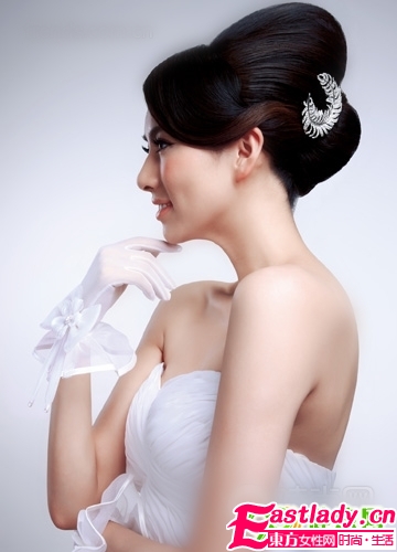 凸顯高貴 婉約韓式新娘盤發(fā)