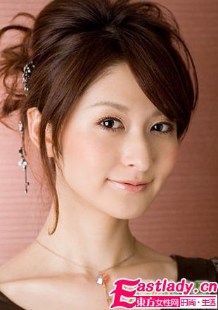 提升魅力 簡單盤發(fā)讓你光彩照人