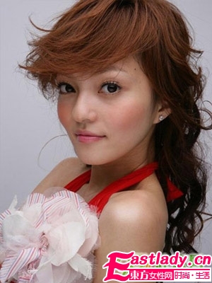 卷發(fā)也減齡 細(xì)品小女人味明星