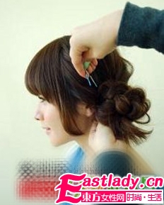 日系優(yōu)雅辮子盤發(fā)的編法圖解