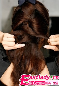 輕熟女優(yōu)雅韓式盤發(fā)圖解