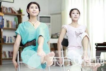 辦公室瑜伽鍛煉教程圖解 消除疲勞保持好身材