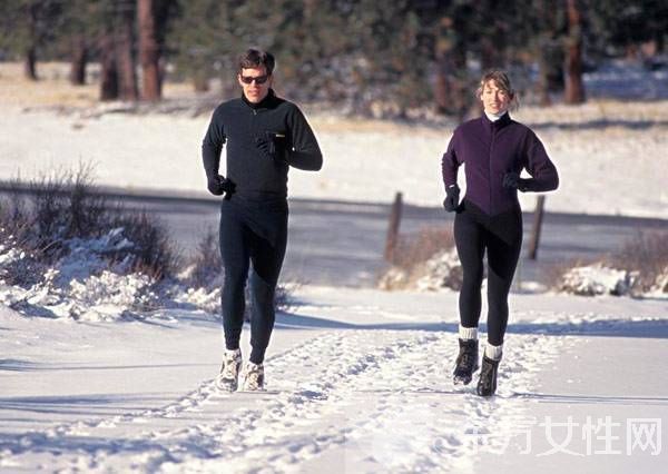 辦公室瑜伽8個(gè)動(dòng)作讓你神清氣爽一整天