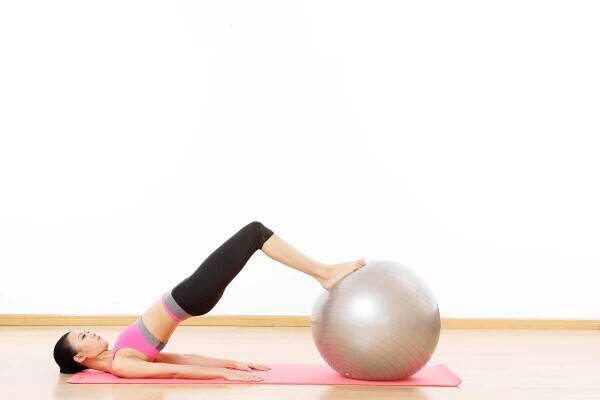 想要打造窈窕曲線 四式瘦身瑜伽球動(dòng)作就夠了