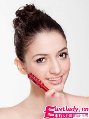 圓臉長(zhǎng)臉方臉鵝蛋倒三角臉型的發(fā)型搭配原則