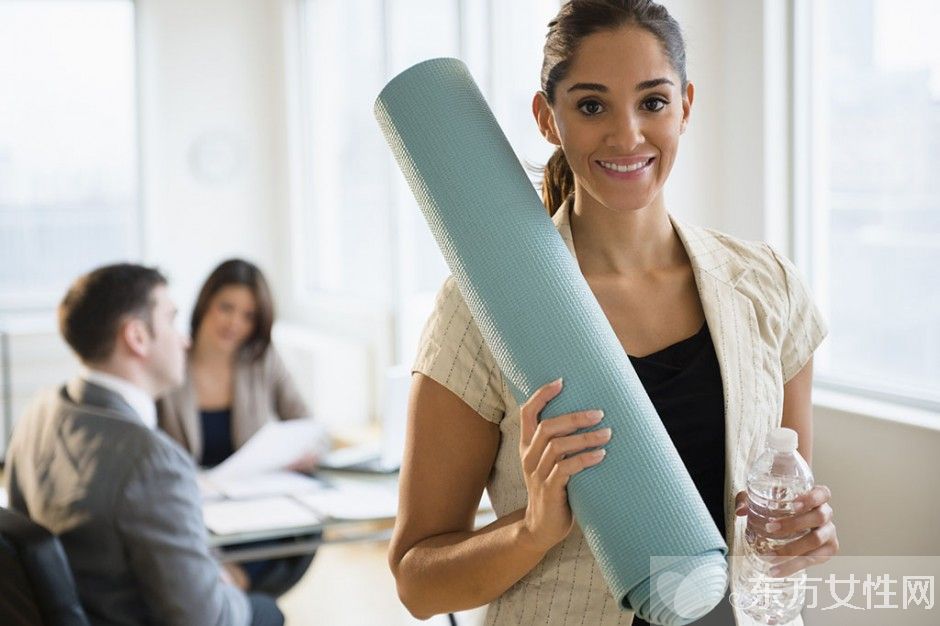 兩套辦公室瑜伽動作 讓你消除疲勞又瘦身