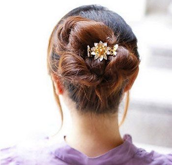 2011瘦臉的發(fā)型-散發(fā)浪漫氣息的花苞頭