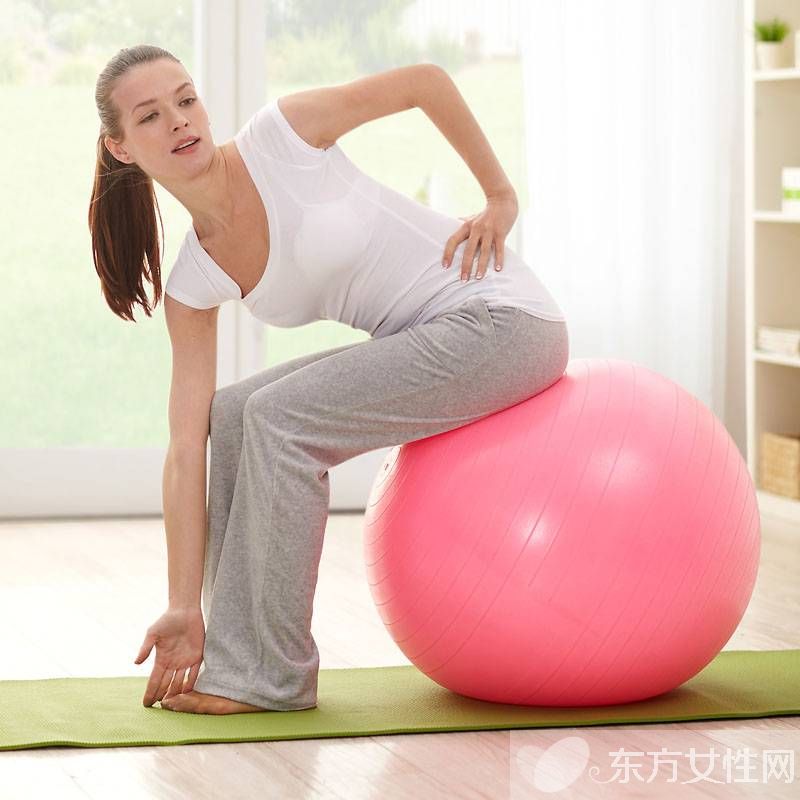 教你瑜伽健身球的十招健身神功 助你瘦身又塑身