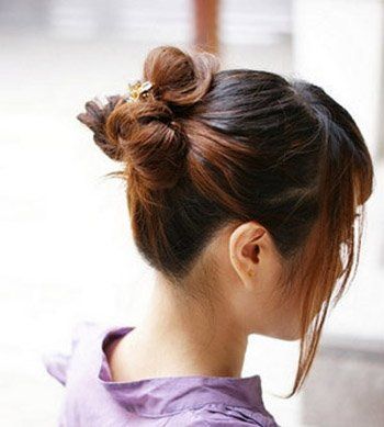 2011瘦臉的發(fā)型-散發(fā)浪漫氣息的花苞頭