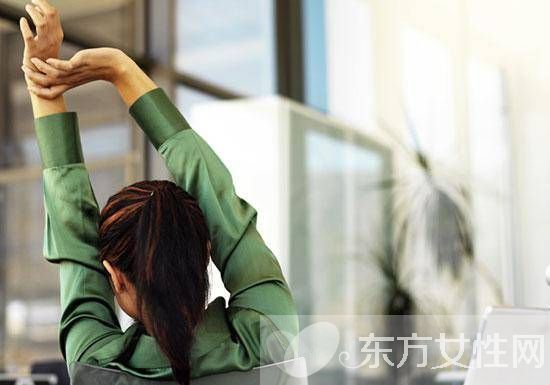 兩套辦公室瑜伽動作 讓你消除疲勞又瘦身