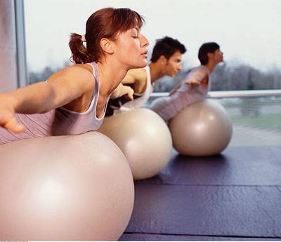 想要打造窈窕曲線 四式瘦身瑜伽球動(dòng)作就夠了