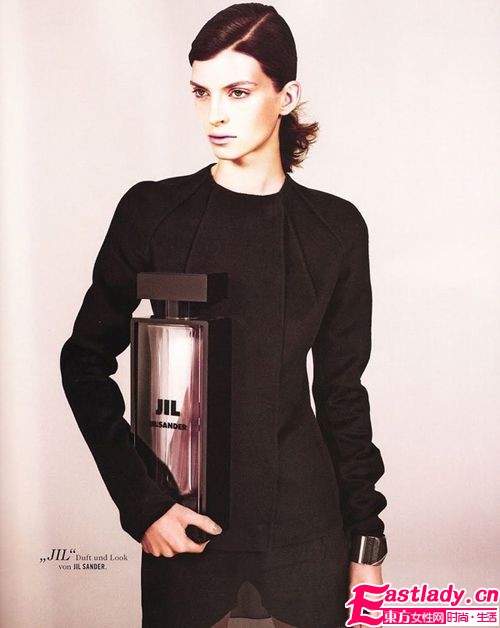  香 約永恒 當(dāng)超大號(hào)香水與時(shí)裝邂逅
