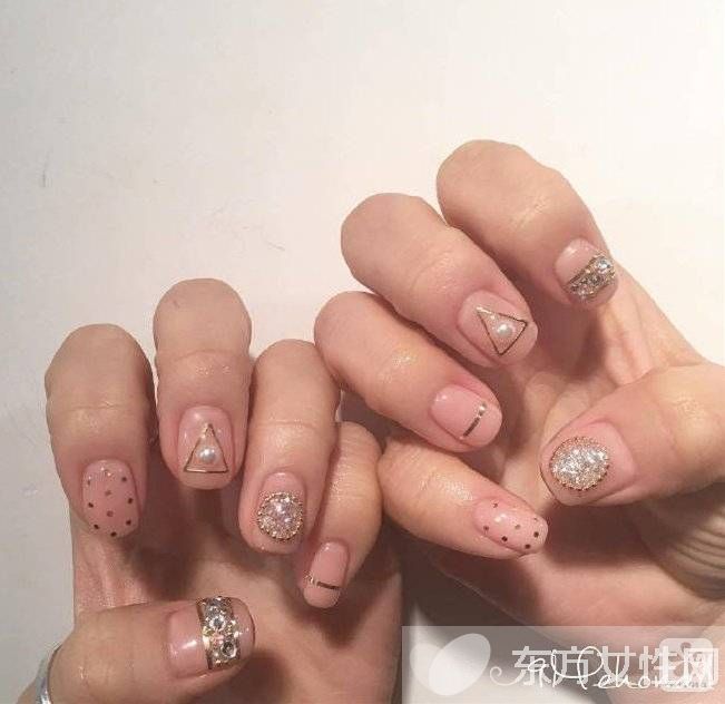 9款閃閃惹人愛美甲圖案 還不趕緊學起來