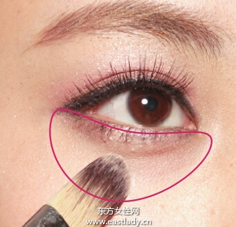 描繪柔和粉棕色眼妝