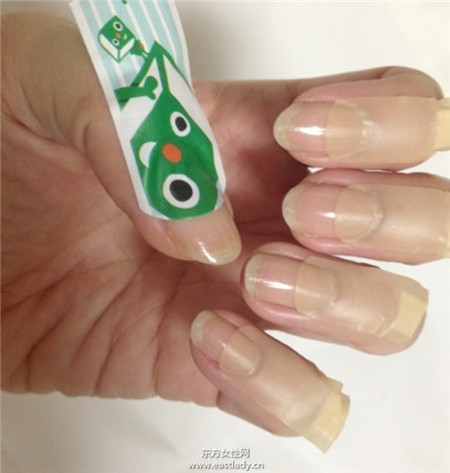 創(chuàng)可貼居家美甲好幫手 輕松在家DIY多種美甲款式