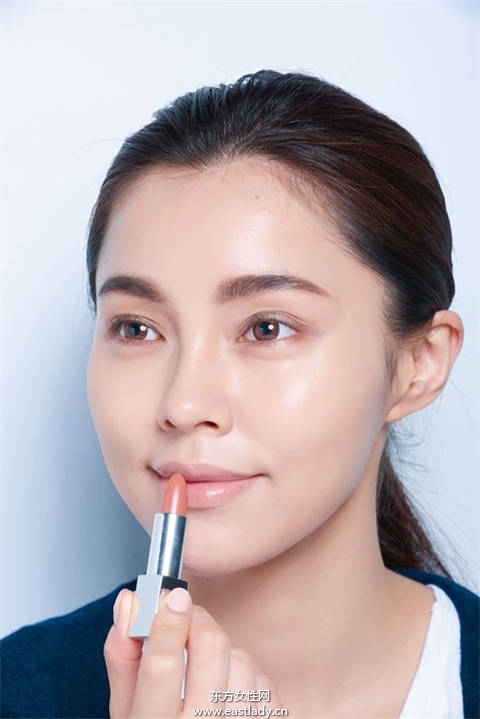 三款夏季最潮唇妝配時(shí)尚墨鏡 路人變潮人