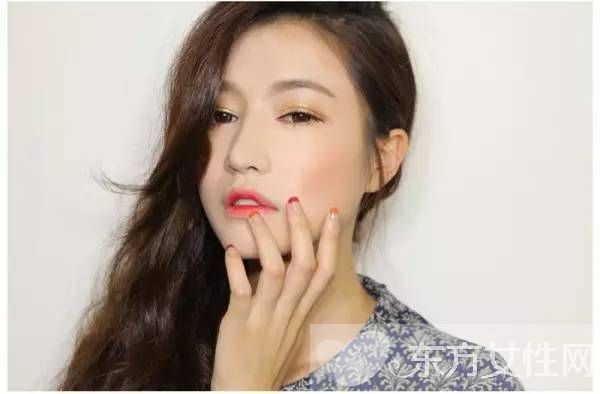 咬唇妝早Out了 快來(lái)學(xué)學(xué)時(shí)下最in的染唇妝吧