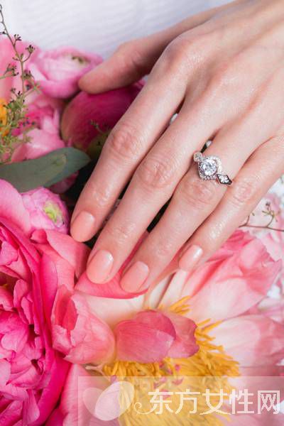 美甲與手捧花的絕美搭配 準新娘要get好
